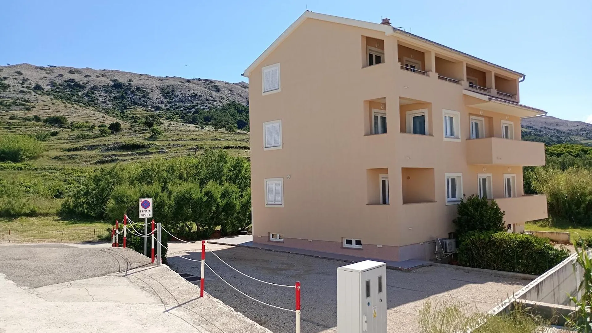 Family Apartments House Damir Pag Town