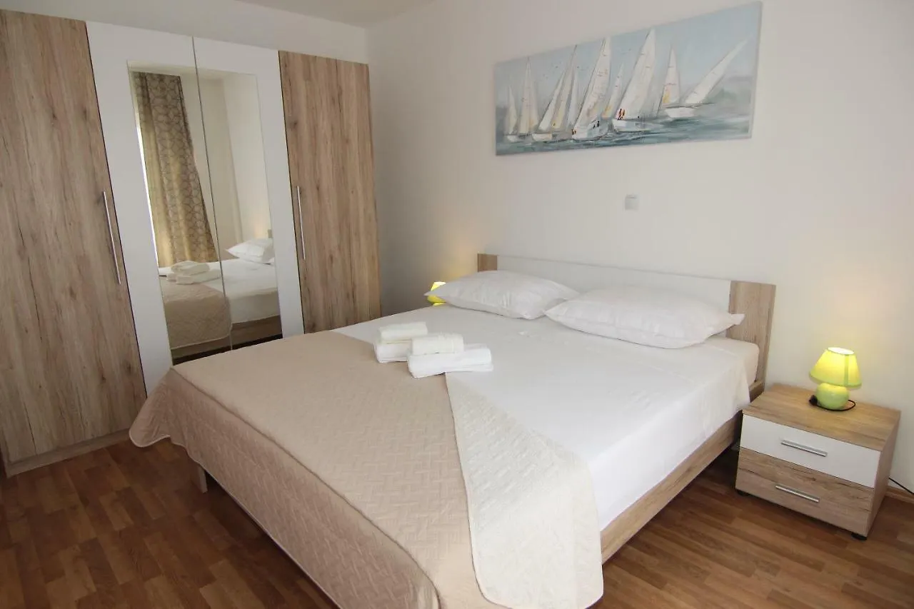 Family Apartments House Damir Pag Town